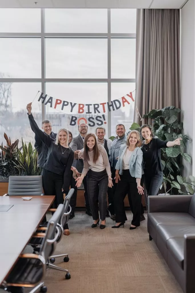 A Photo Of A Group Of Happy Employees Th Haspvku Qrkn6sasnj7jjw Lqeufxqvqrq Hjkftehada